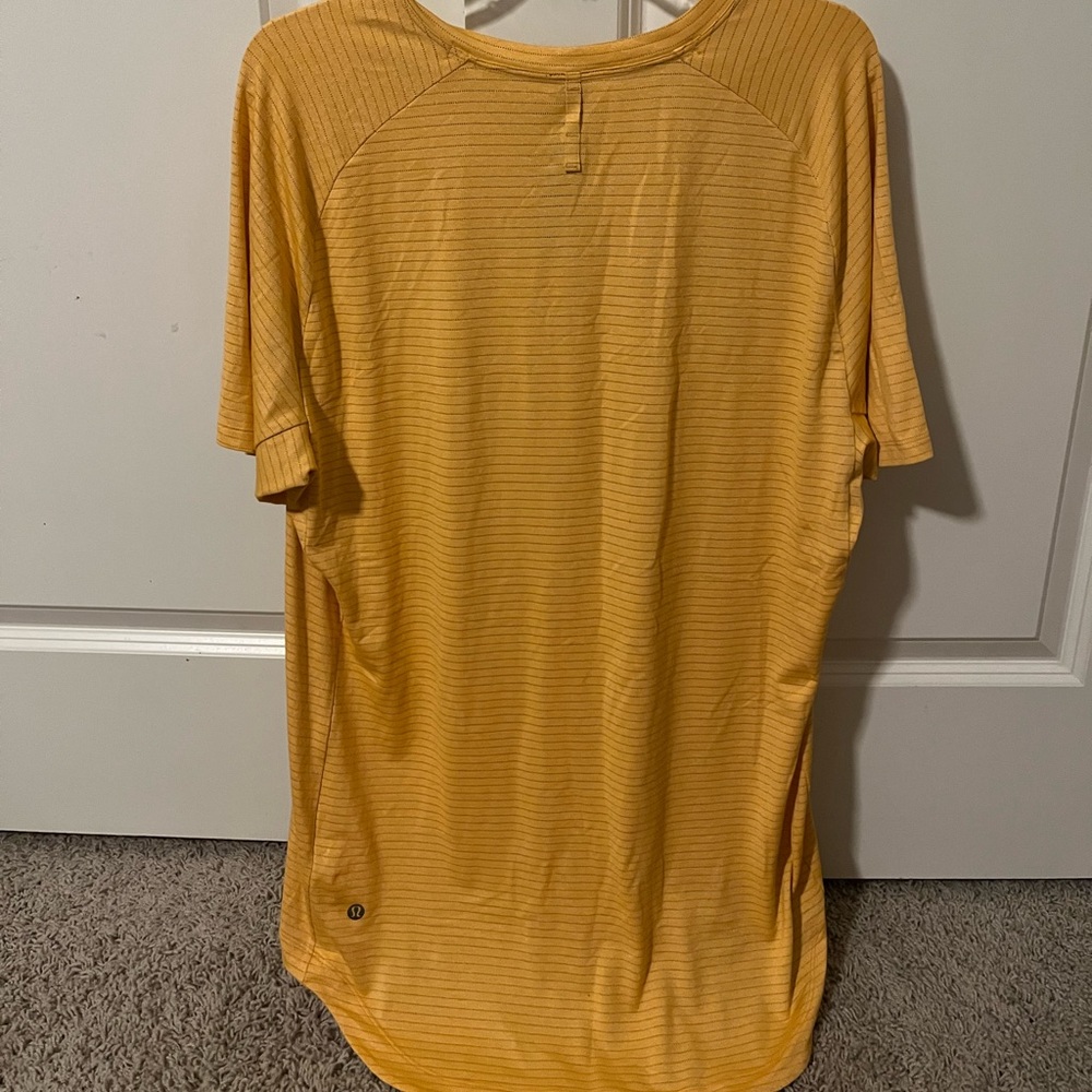 - Lululemon Metal-Vent Shortsleeved T Shirt